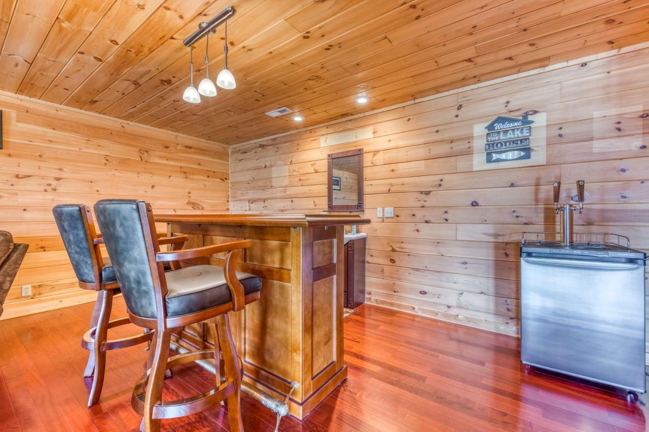 Majestic Lakefront Lodge Сивиървил Екстериор снимка