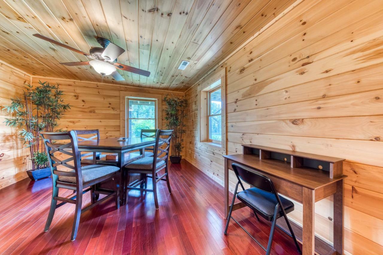 Majestic Lakefront Lodge Сивиървил Екстериор снимка