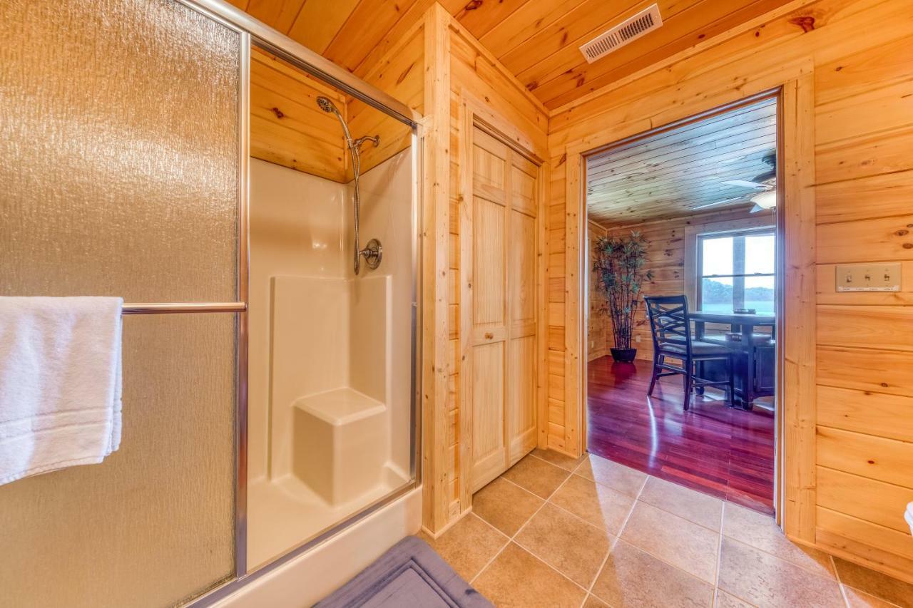 Majestic Lakefront Lodge Сивиървил Екстериор снимка