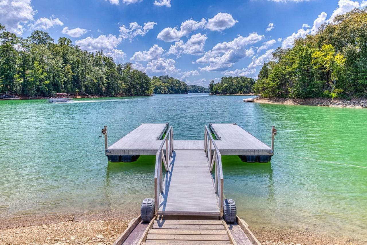Majestic Lakefront Lodge Сивиървил Екстериор снимка