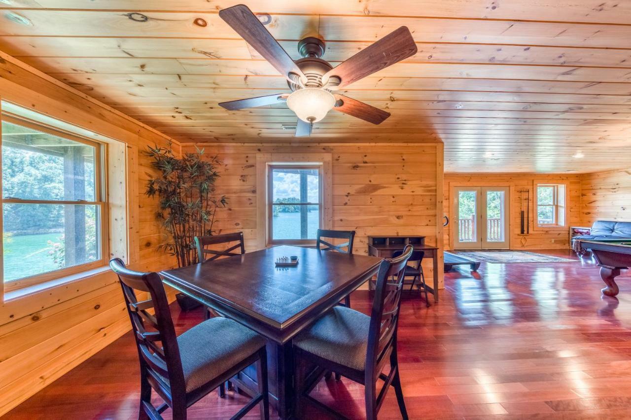Majestic Lakefront Lodge Сивиървил Екстериор снимка