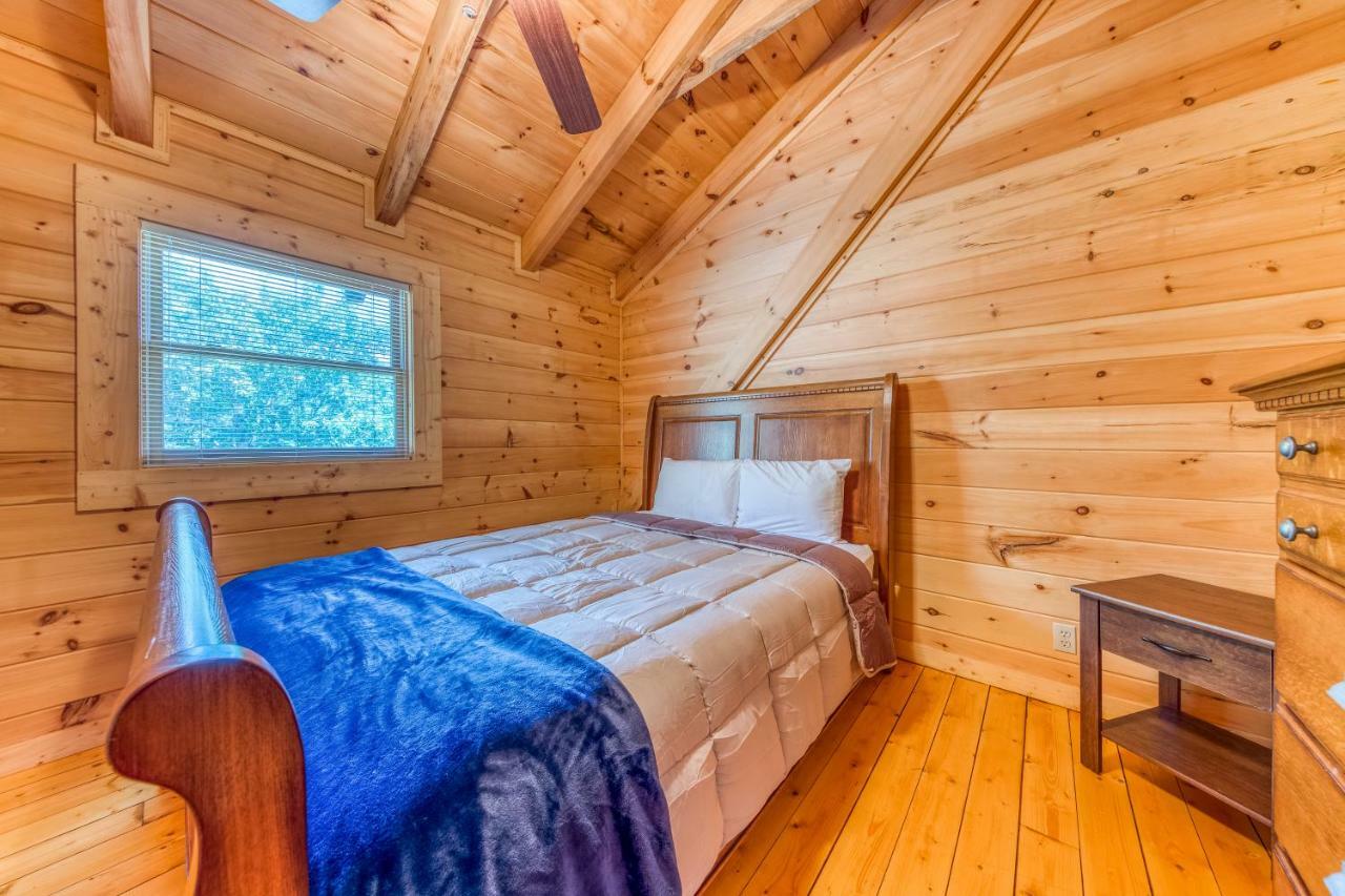 Majestic Lakefront Lodge Сивиървил Екстериор снимка