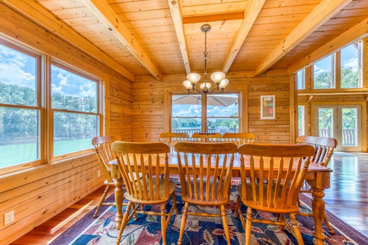 Majestic Lakefront Lodge Сивиървил Екстериор снимка