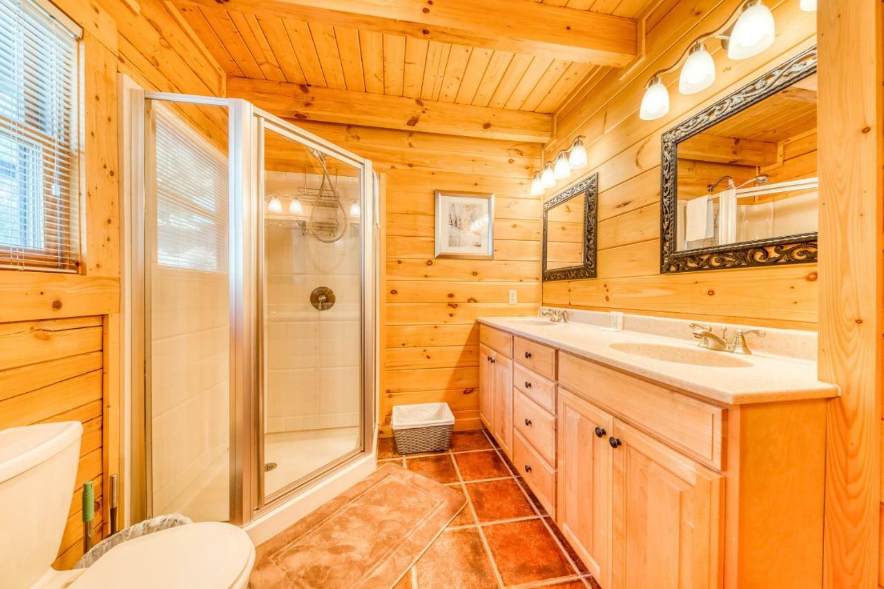Majestic Lakefront Lodge Сивиървил Екстериор снимка
