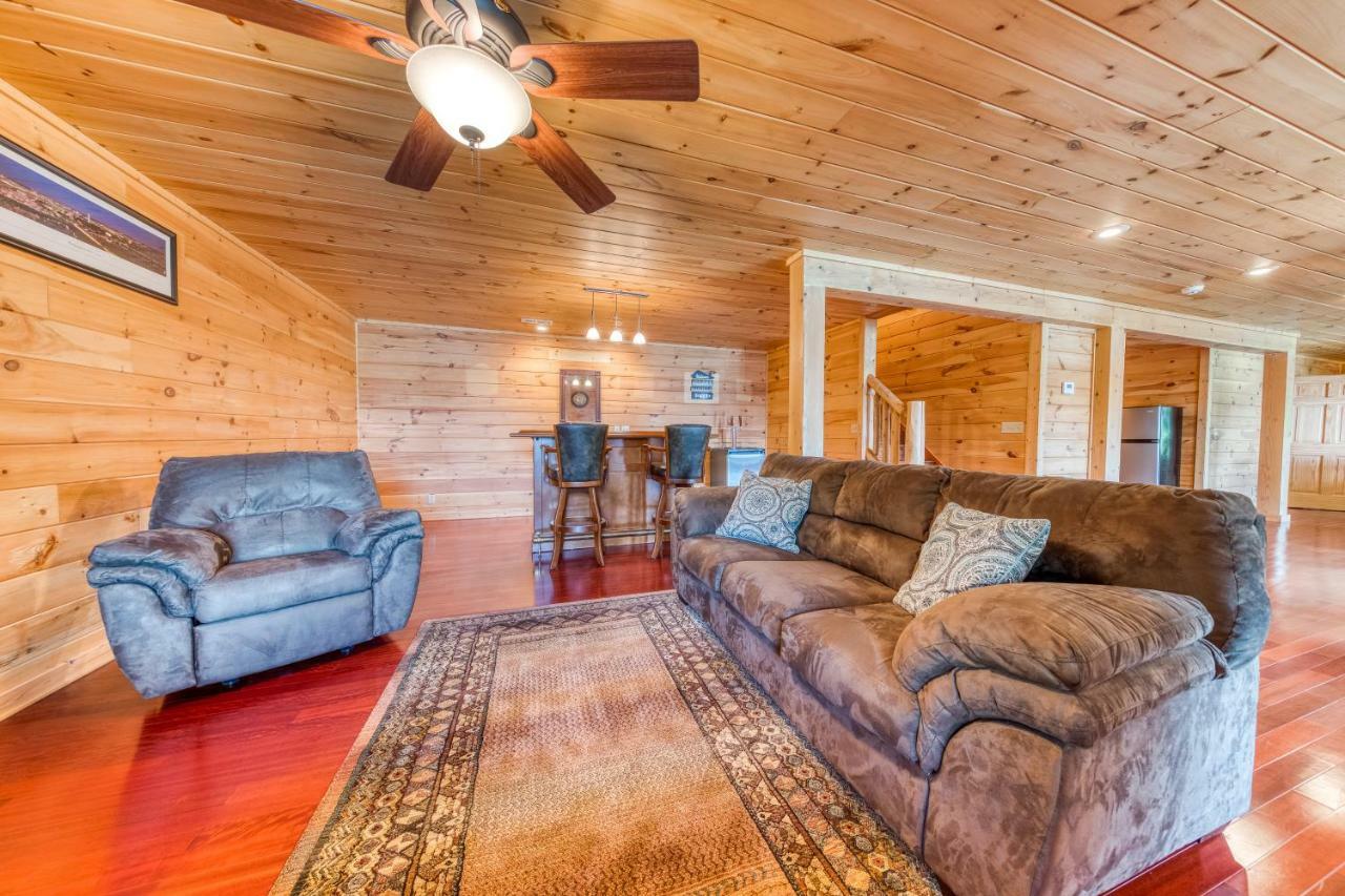 Majestic Lakefront Lodge Сивиървил Екстериор снимка