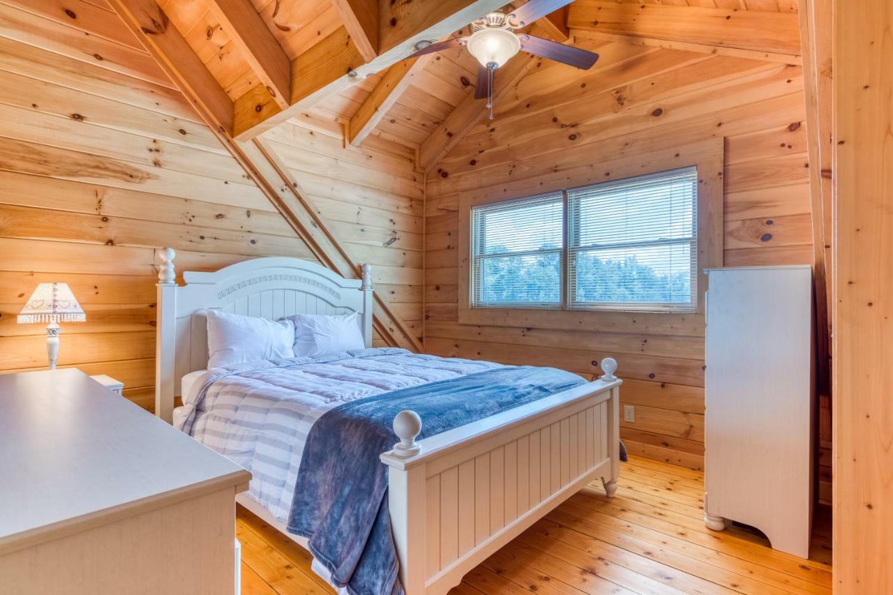 Majestic Lakefront Lodge Сивиървил Екстериор снимка