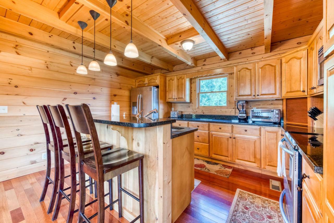 Majestic Lakefront Lodge Сивиървил Екстериор снимка