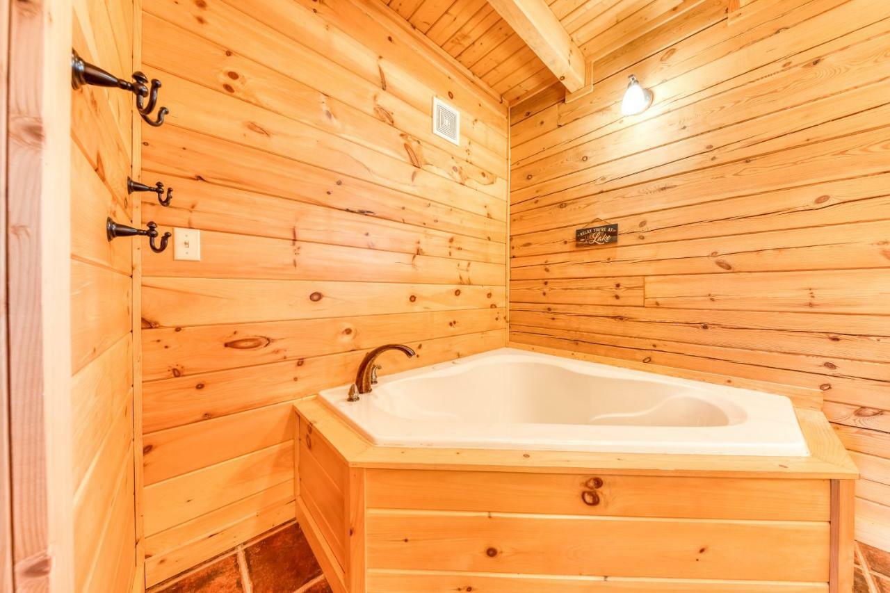 Majestic Lakefront Lodge Сивиървил Екстериор снимка